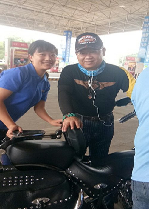 湖南经视著名主持人刘澳先生摩托车骑行队到我公司加油,站长与